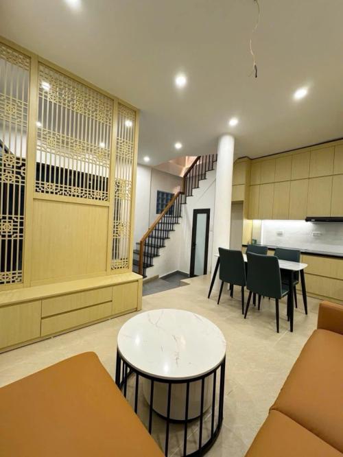 Nhà mới ở ngay Tiền Tân, hẻm thông thoáng 3m, sổ đỏ sẵn sàng giao dịch